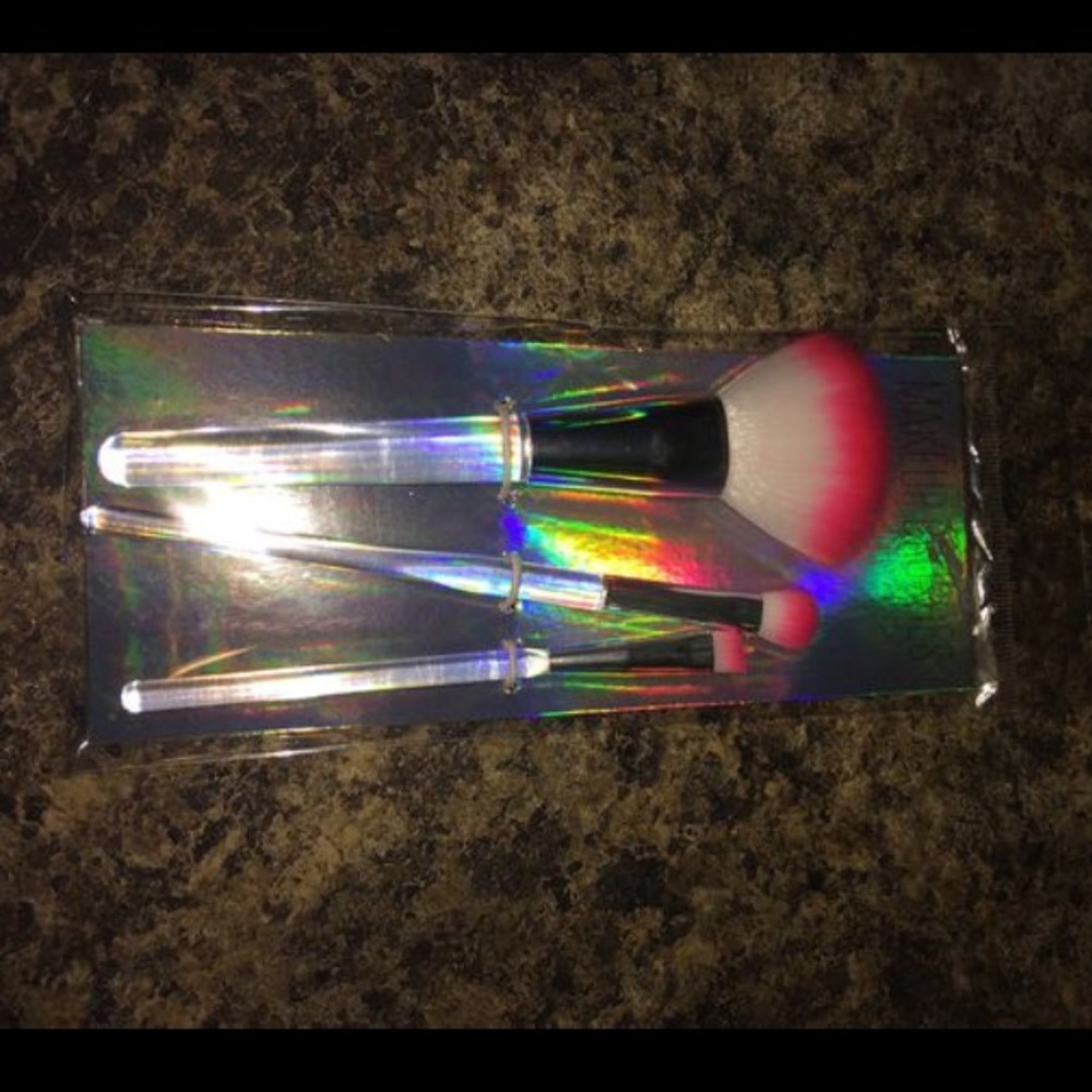 3 makeup brushes
